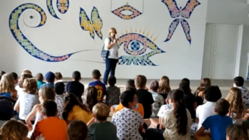 Une fresque surréaliste inspirée de Dali créée par des écoliers avec l'artiste Léa Brepsant