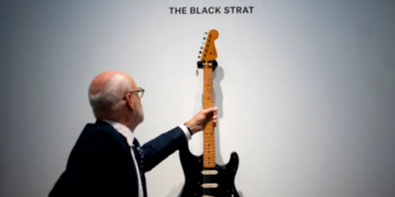 Une guitare des Pink Floyd vendue aux enchères pour un record à 14,55 millions de dollars