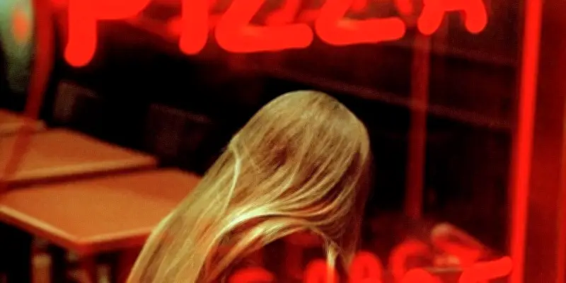 Une jeune femme s'apprête à déménager à Berlin avec sa compagne sans l'avoir révélé à ses parents