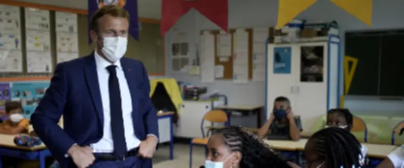 Une élève de CM2 demande à Emmanuel Macron son salaire mensuel lors d'une visite scolaire