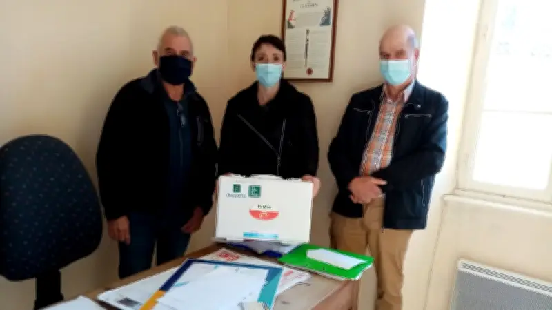 Une mallette de premiers secours offerte à l'école de Saint-Félix-de-Sorgues par Groupama
