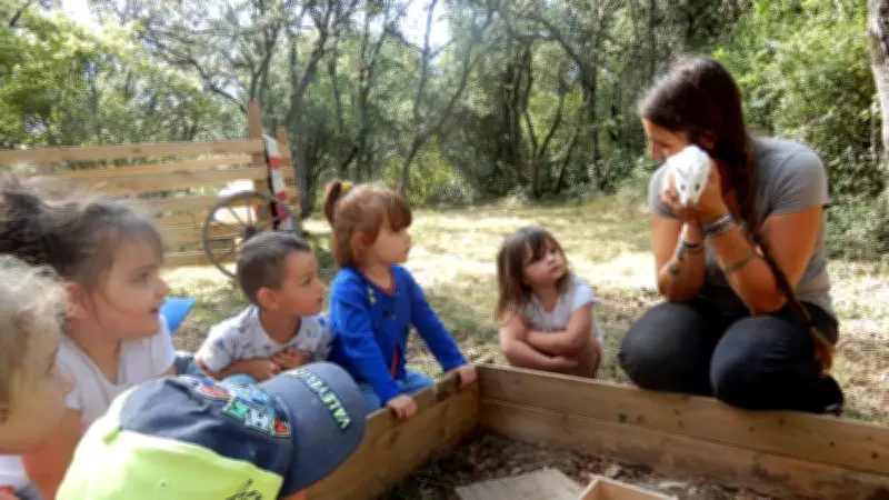 Une mini-ferme itinérante émerveille les enfants du centre des Blacous à Saint-Privat-des-Vieux