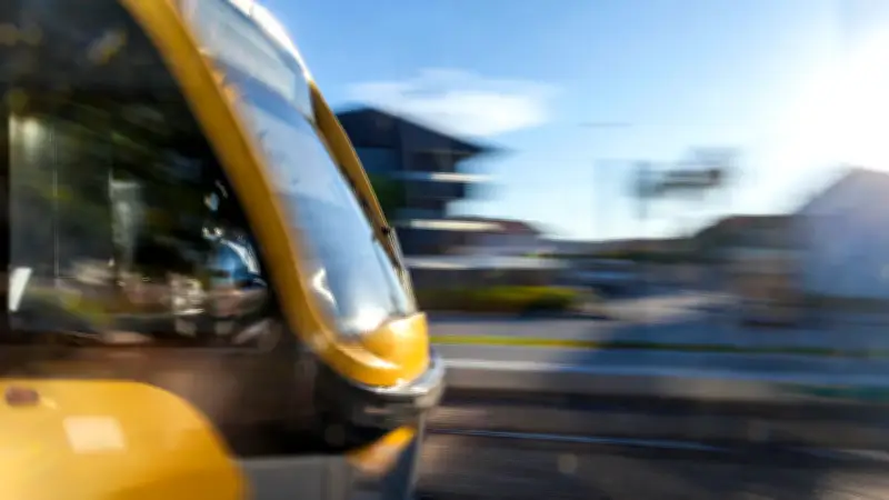 Une mère meurt en sauvant son enfant de 3 ans des rails d'un tramway en Allemagne