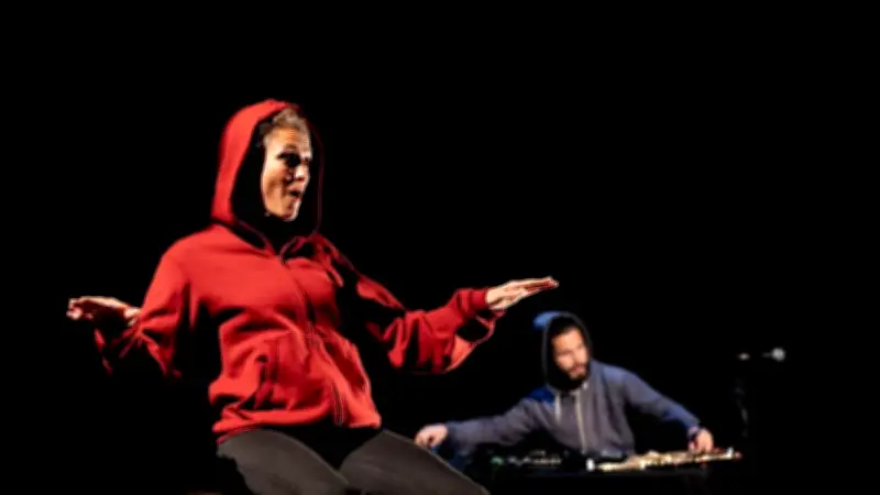 « Une peau plus loin » : la Farouche Cie dénonce avec humour les violences ordinaires subies par la jeunesse