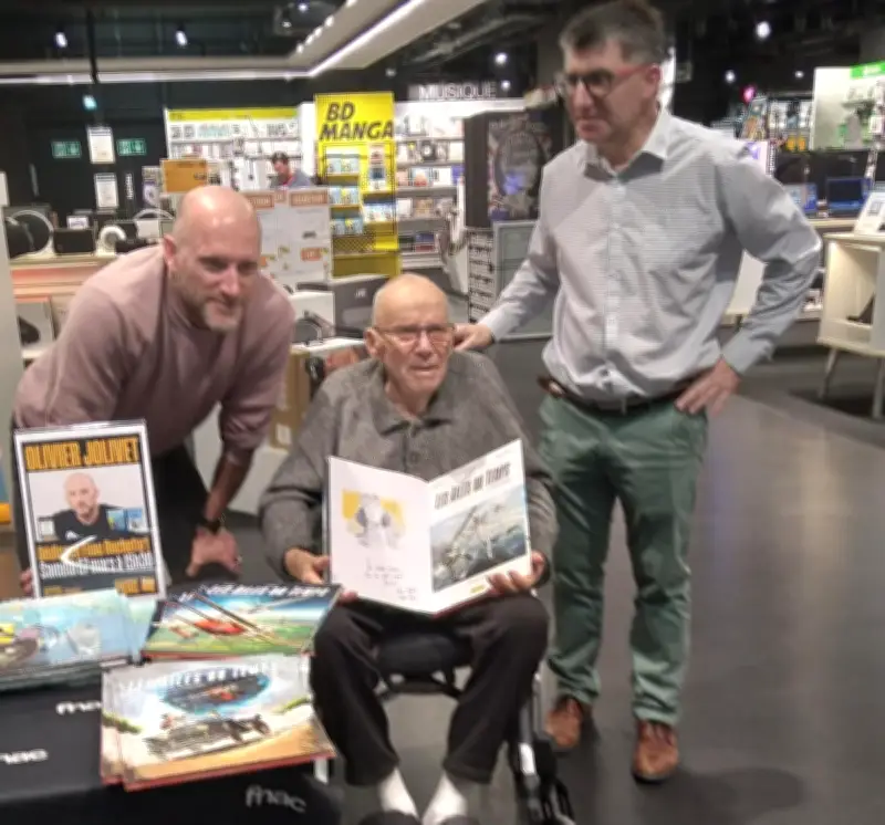 Une rencontre aéronautique inédite à l'Ehpad de Fouras entre un général et un dessinateur