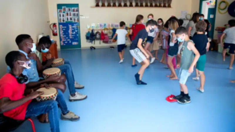 Une Rencontre Interculturelle à Saint-Dionisy : Les Écoliers Découvrent la Culture Malienne