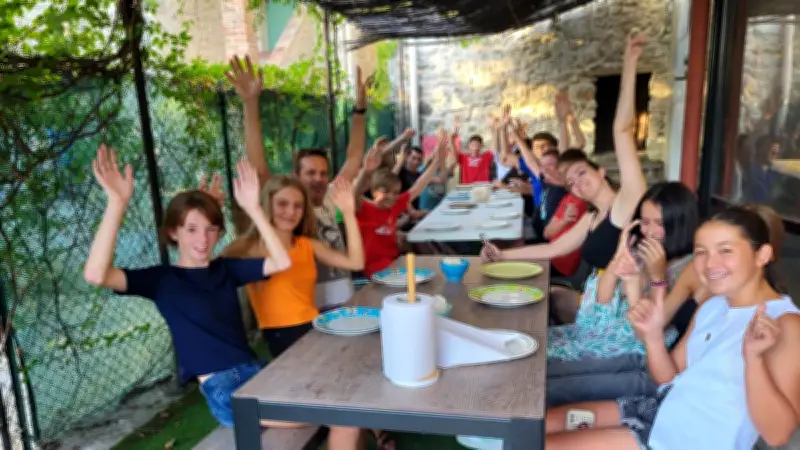 Une soirée barbecue conviviale à la Maison des Jeunes de Saint-Privat-des-Vieux