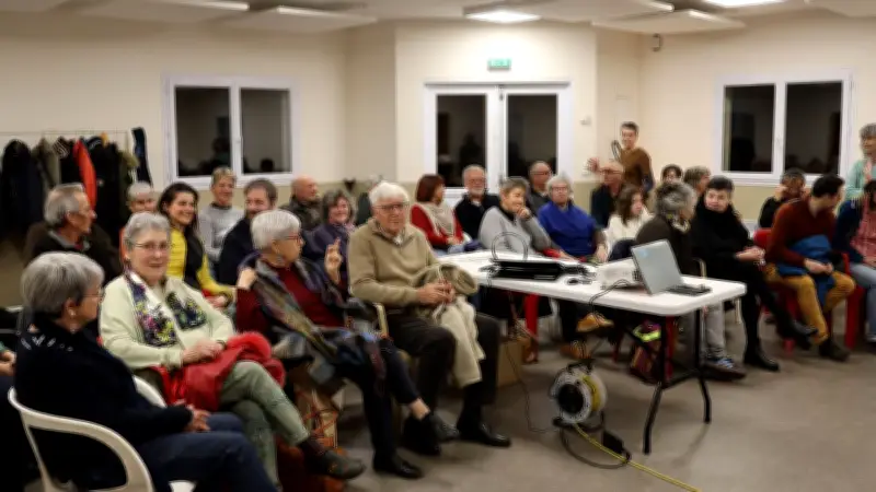 Une soirée poétique dédiée aux oiseaux enchante le public à Saint-Hilarin