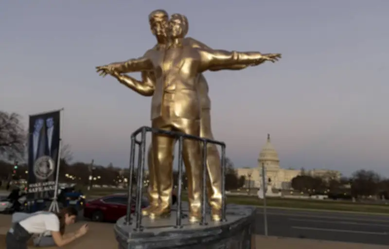 Une statue satirique de Trump et Epstein enlacés installée à Washington