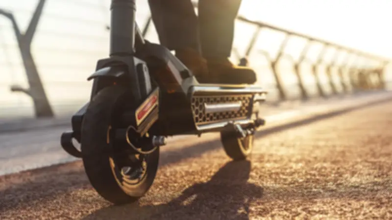 Une trottinette électrique à 90 km/h sur l'autoroute A8 choque les automobilistes