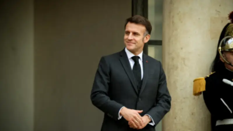 Une étudiante de Sciences Po obtient un stage à l'Élysée après avoir remis son CV à Macron