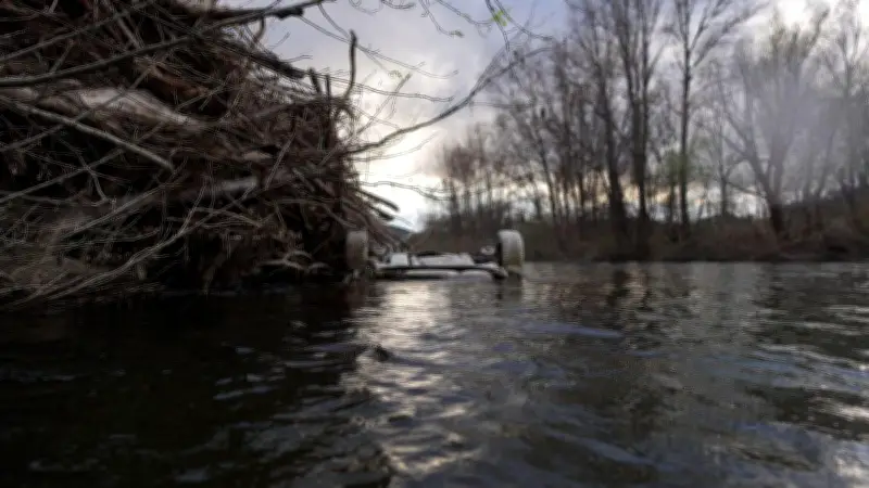 Une voiture retrouvée après avoir été emportée par les crues de l'Orb à Roquebrun