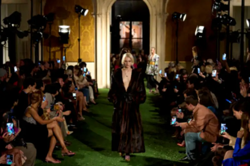 Valentino célèbre ses racines romaines avec un défilé baroque et historique