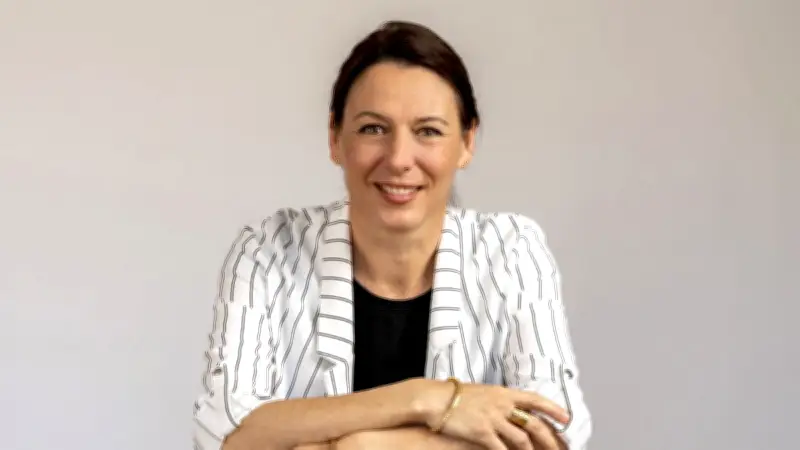 Valérie Kammas présente son roman 'Forte d'un café' lors d'une rencontre littéraire à Jacou