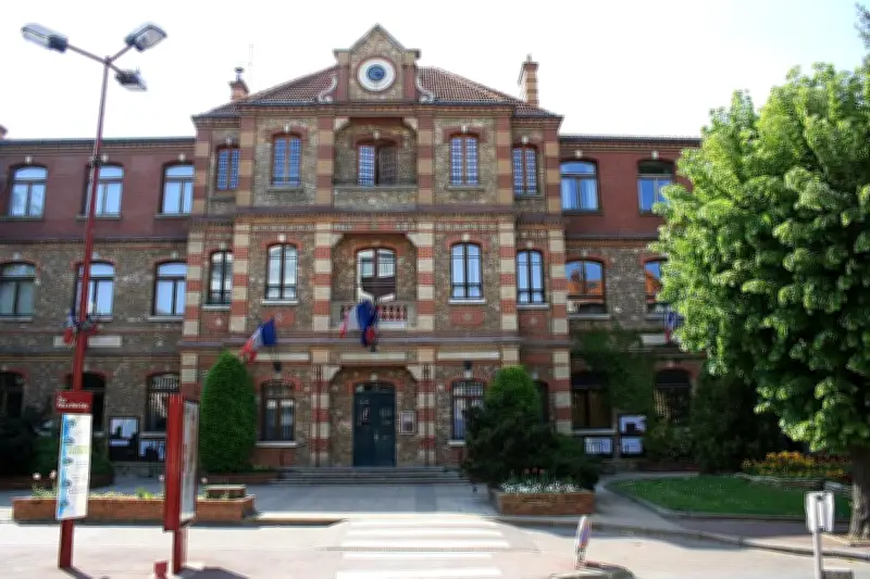 Vandalisme à la mairie de Fresnes avant l'installation du nouveau maire LR