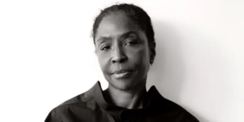 Venise célèbre Lorna Simpson, artiste qui questionne la représentation des Afro-Américaines