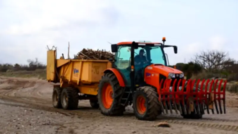 Vias lance le grand nettoyage de ses plages après les tempêtes hivernales