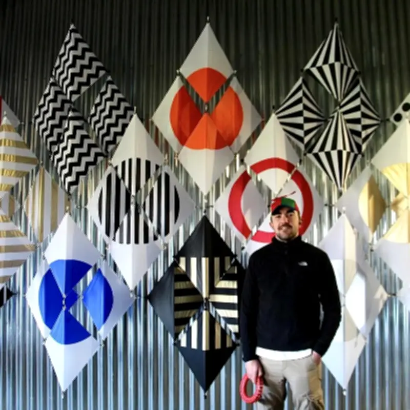 Victor Guérithault, ex-Hermès, réinvente l'art du cerf-volant avec des créations uniques