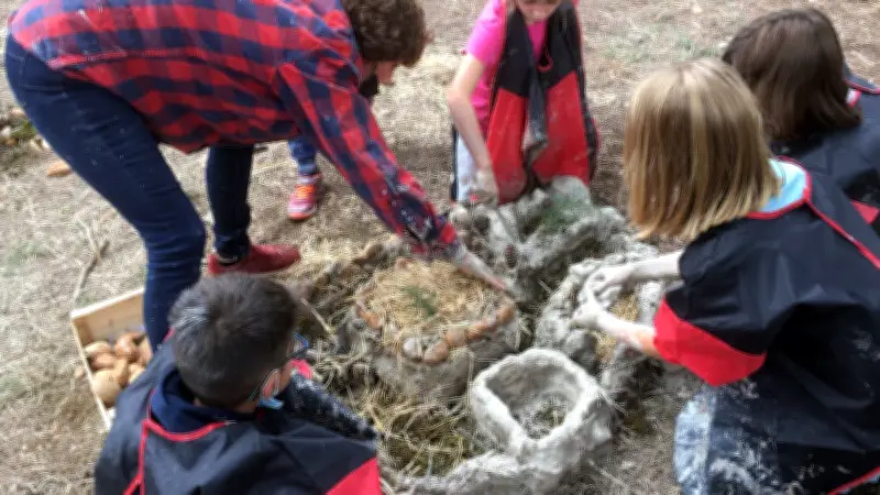 Villeneuve-lès-Avignon : des élèves bâtissent un village médiéval avec des matériaux naturels