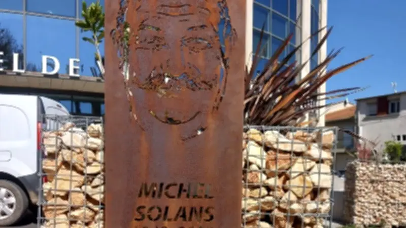 Villeneuve-lès-Béziers honore ses anciens maires avec des monolithes en acier