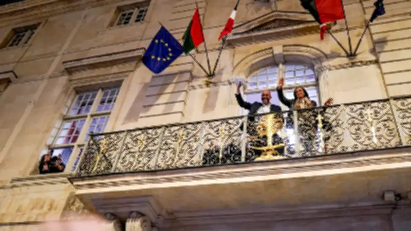 Vincent Bouget élu maire de Nîmes : un discours rassembleur depuis le balcon de l'hôtel de ville