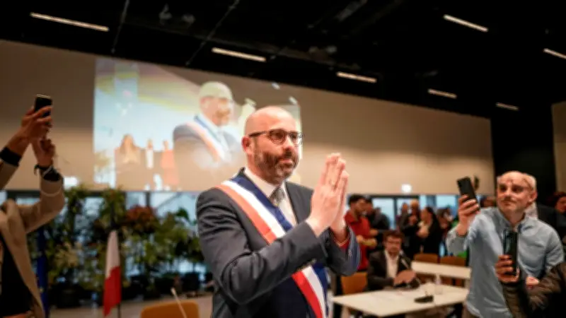 Vincent Bouget officiellement élu maire de Nîmes lors d'un conseil municipal historique