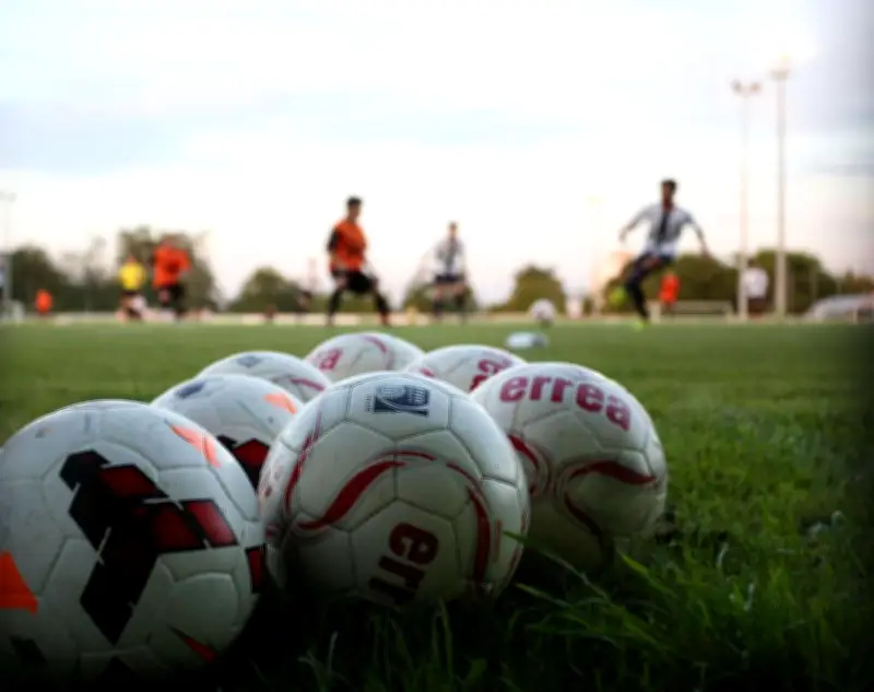 Violence au football à Bergerac : un joueur frappe un adversaire au sol, sanctions en vue