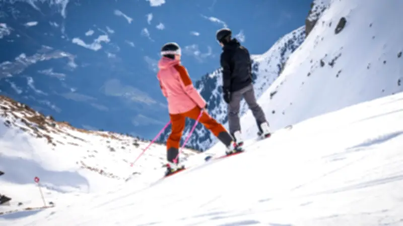 Violence sur les pistes des Deux-Alpes : un père et son fils agressés après un frôlement