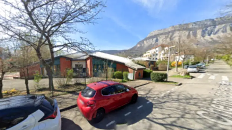 Violente altercation pour une place de parking devant une école maternelle en Isère