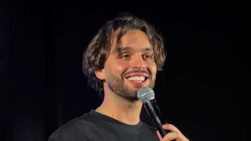 Virgil Roustan, de la vigne à la scène : l'Adissanais conquiert la France