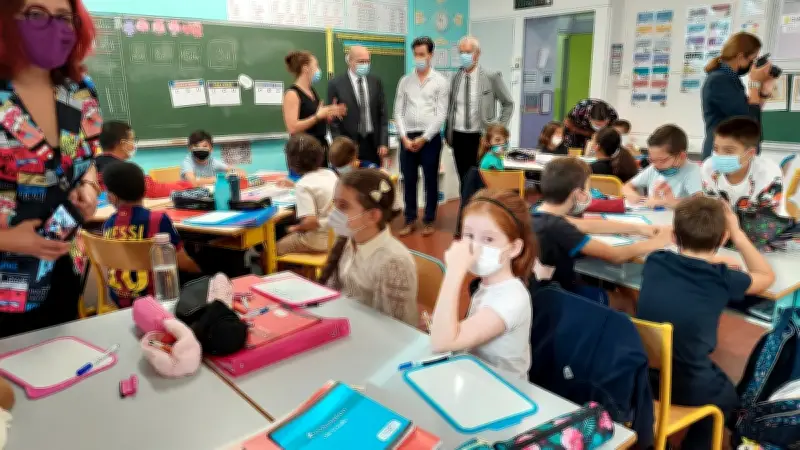 Visite des écoles primaires de Pézenas : le maire et le directeur académique constatent une rentrée réussie