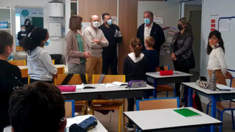Visite des élus dans les écoles de La Cavalerie pour une rentrée scolaire stable