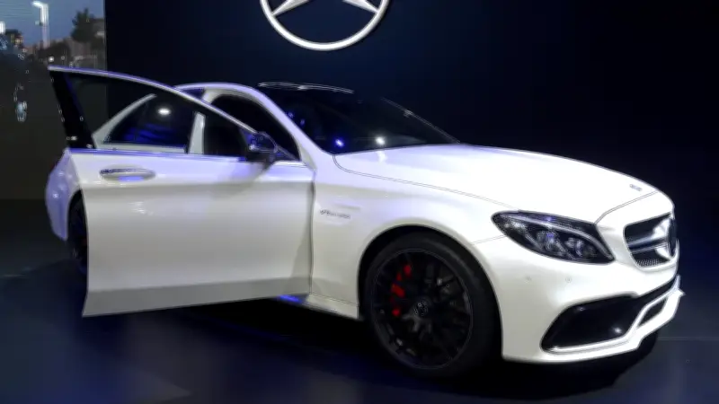 Vol audacieux en Suisse : un faux client vole une Mercedes lors d'un essai