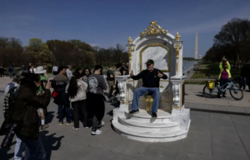 Washington : une sculpture de toilettes dorées moque Donald Trump sur le National Mall