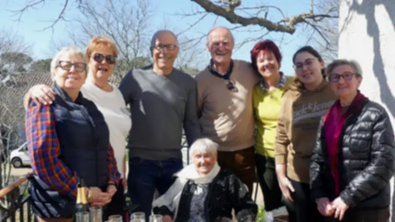 Yvonne Mur, doyenne d'Abeilhan, célèbre ses 102 ans entourée de sa famille et des élus