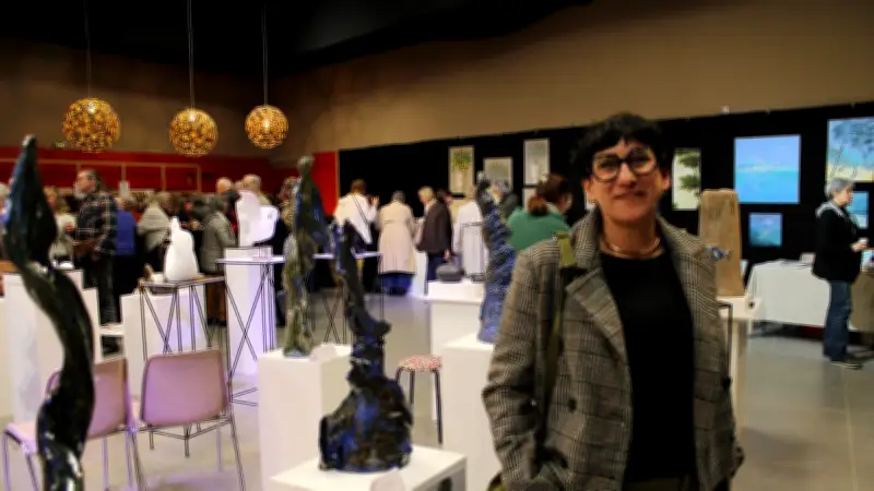 Za, la coiffeuse devenue sculptrice, modèle la terre avec passion à Pont-Saint-Esprit