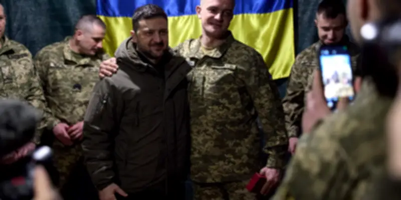 Zelensky en visite dans le Donetsk, près de la ligne de front ukrainienne