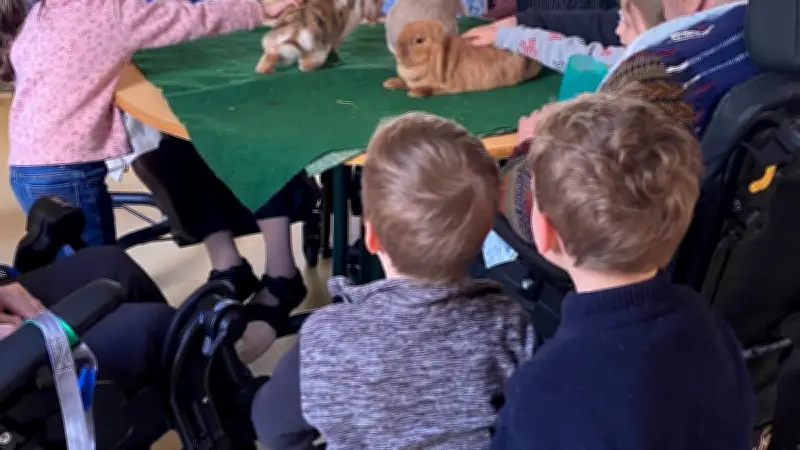Zoothérapie à l'Ehpad : Une Parenthèse de Douceur Animale à Saint-Laurent-d'Olt