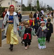 155 enfants de maternelle défilent déguisés dans les rues de Saint-Loubès