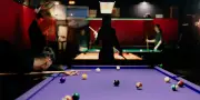 Ambiance nocturne au billard M8 de Belleville : un microcosme parisien