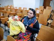 Anaïs Le Menaheze : son combat contre les préjugés sur l'obésité à vélo avec sa poule Plume