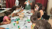 Atelier créatif à la bibliothèque de Nébian : les enfants fabriquent des cartes animées