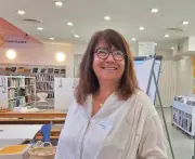 Atelier d'écriture biographique à la médiathèque Andrée-Chedid : Sophie Déon guide les participants