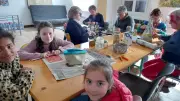 Atelier Entremel'Age à Montclar : Seniors et enfants créent ensemble avec du papier journal