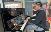 Aziz Hammedi, le pianiste autodidacte de la gare de Grenoble qui conquiert les médias