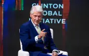 Bill Clinton s'explique sur la photo du jacuzzi dans les dossiers Epstein