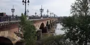 Bordeaux 1980 : une septuagénaire poussée du pont de pierre par un déséquilibré