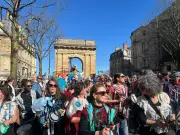 Bordeaux célèbre le Carnaval des Deux Rives : un kraken géant envahit la ville