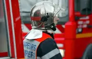 Bordeaux : incendie criminel détruit scooters et véhicule, enquête en cours
