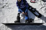 Cécile Hernandez sacrée championne paralympique de snowboard cross à Milan Cortina